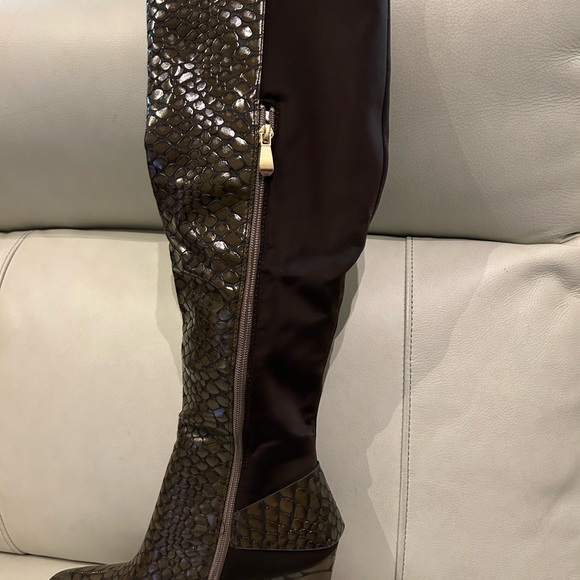 Boots over knee - Picture 2 of 7